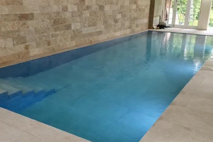 Moving floor pool